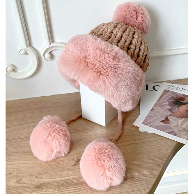 Bonnet en tricot avec pompon fausse fourrure